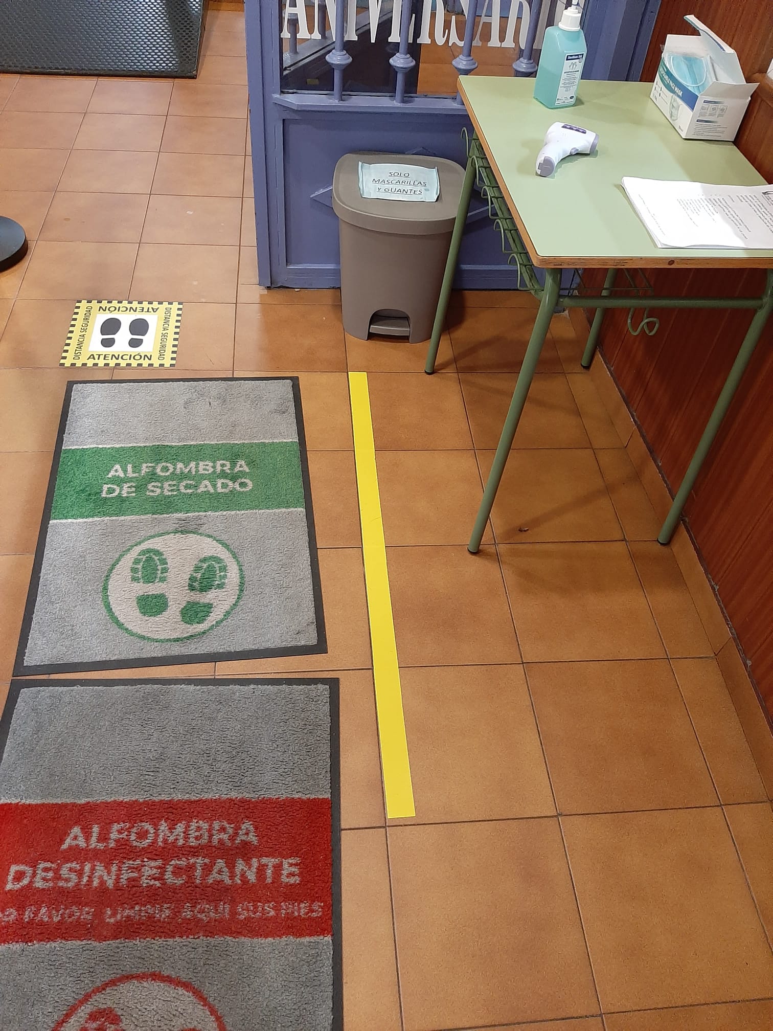 Desinfección y toma de temperatura en la entrada en Soria